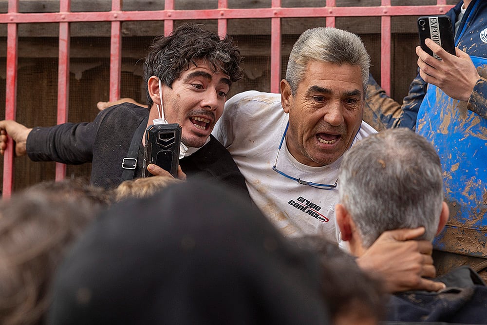 Spain flood aftermath photo gallery_Angry Spanish flood survivors