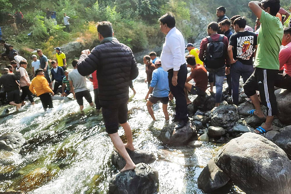Bus Accident in Almora district, Uttarakhand photos_3