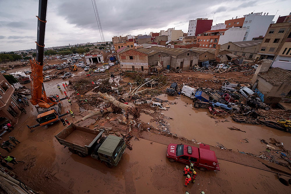 Spain flood aftermath photo gallery_floods in Catarroja