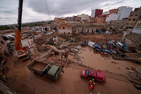 Spain Floods: Emergency services remove cars in Catarroja