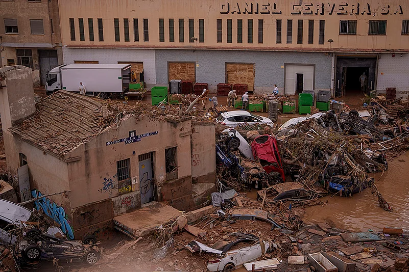 Spain flood aftermath photo gallery_Catarroja