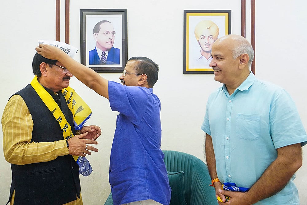 BB Tyagi joins AAP, Arvind Kejriwal and Manish Sisodia