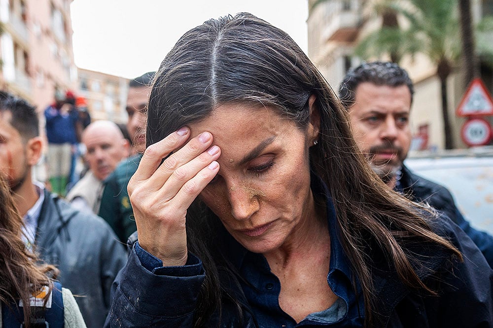 Spain flood aftermath photo gallery_Spains Queen Letizia