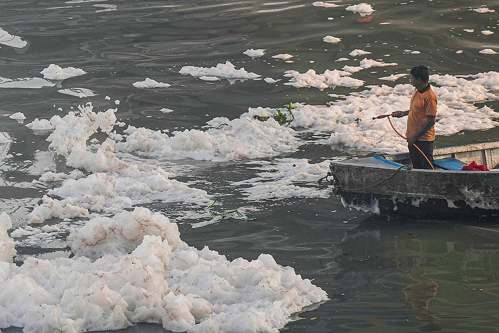 | Photo: PTI/Manvender Vashist Lav : Defoaming in Yamuna river amid Chhath festival