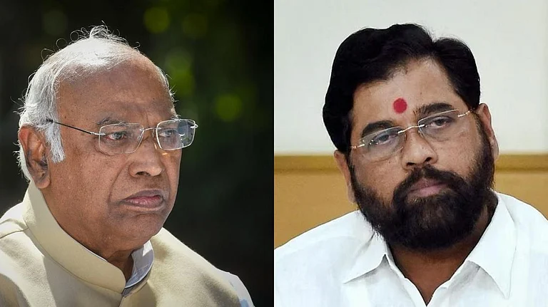 Congress Chief Mallikarjun Kharge (L) and Maharashtra Chief Minister Eknath Shinde - PTI