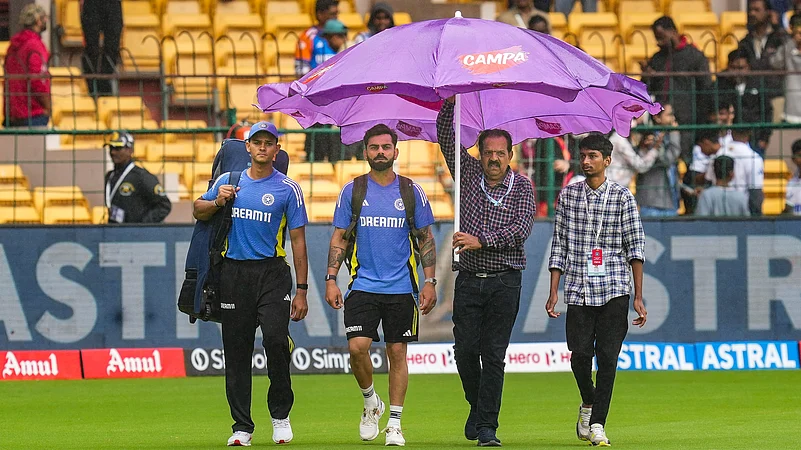 Indias Virat Kohli and Yashasvi Jaiswal walk on the field