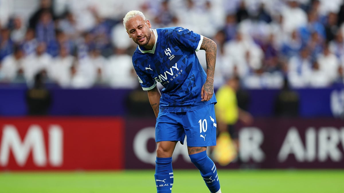 Neymar winces in pain after suffering a hamstring injury - null