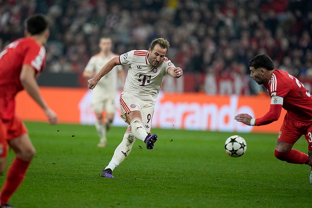 UEFA Champions League soccer Bayern Munich and SL Benfica football match_Harry Kane
