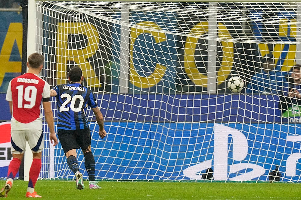UEFA Champions League soccer Inter Milan and Arsenal football match_Hakan Calhanoglu