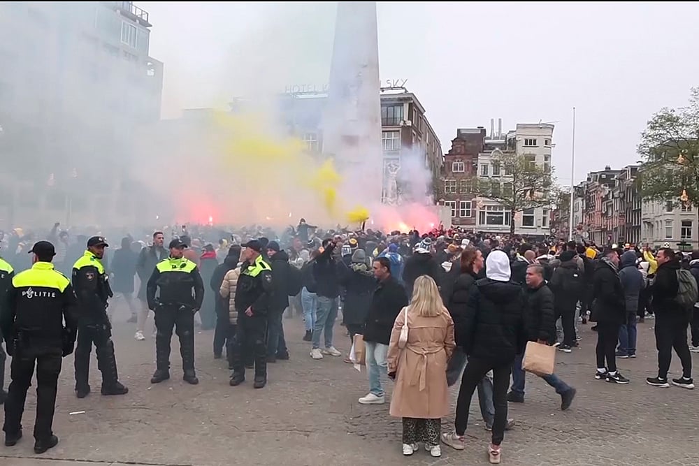 | Photo: AP/InterVision : Europa League Netherlands Israel Fan Violence: Police stand guard as Maccabi Tel Aviv supporters light flares