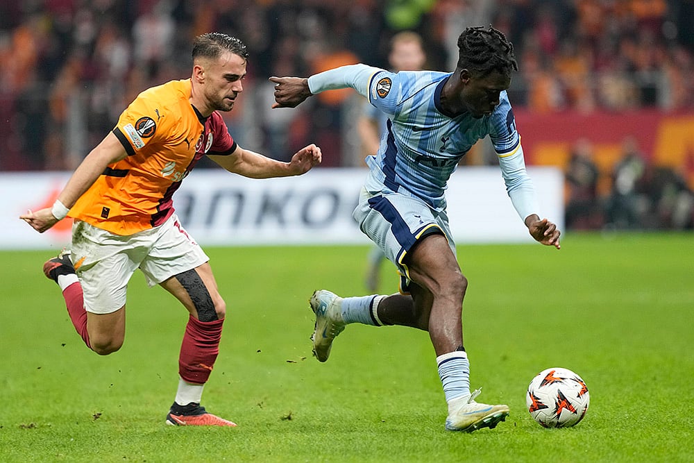 UEFA Europa League Galatasaray and Tottenham Hotspur football match photo_Yves Bissouma