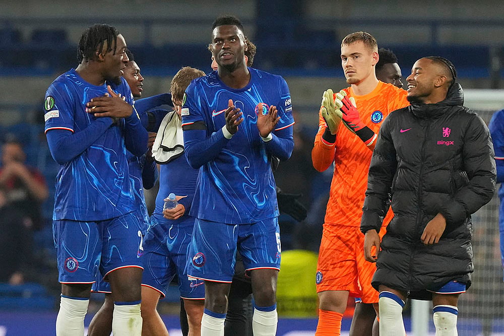 | Photo: AP/Frank Augstein : Europa Conference League: Chelsea's Axel Disasi, Benoit Badiashile and Chelsea's goalkeeper Filip Joergensen applaud after the match against FC Noah