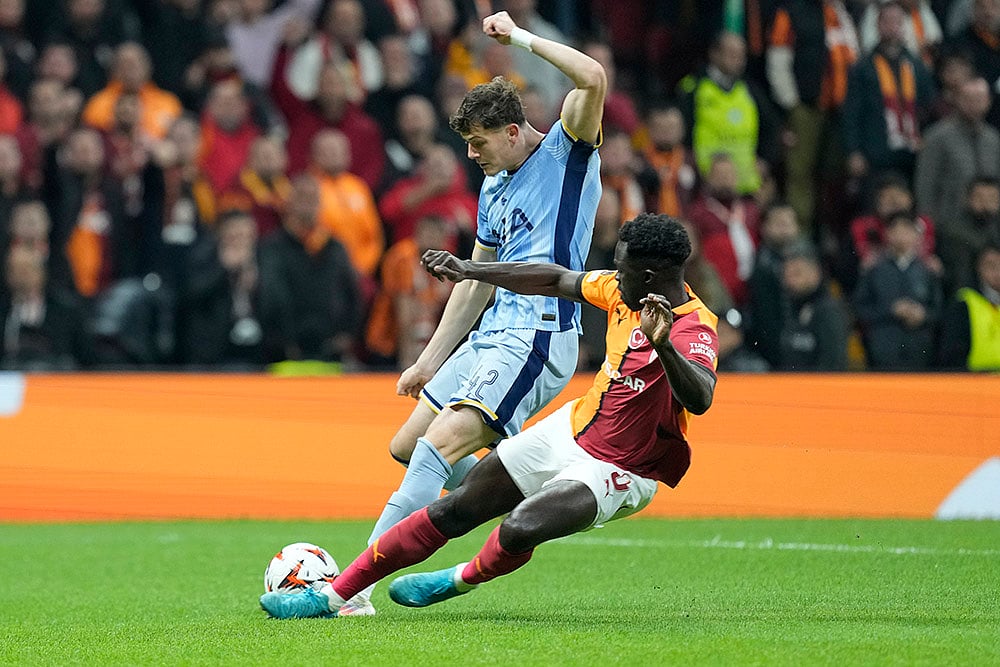 UEFA Europa League Galatasaray and Tottenham Hotspur football match photo_Davinson Sanchez
