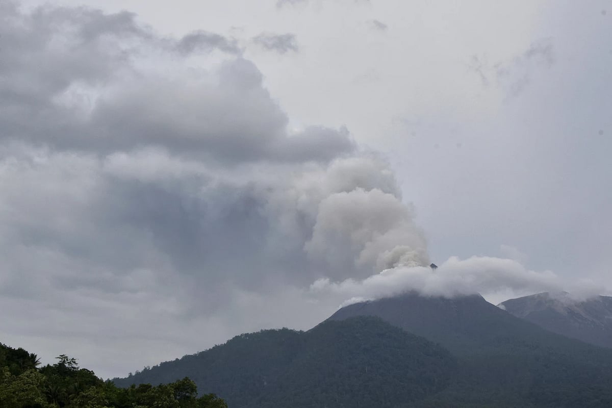 AP : Hot clouds coming out of Mount Lewotobi Laki Laki in Indonesia