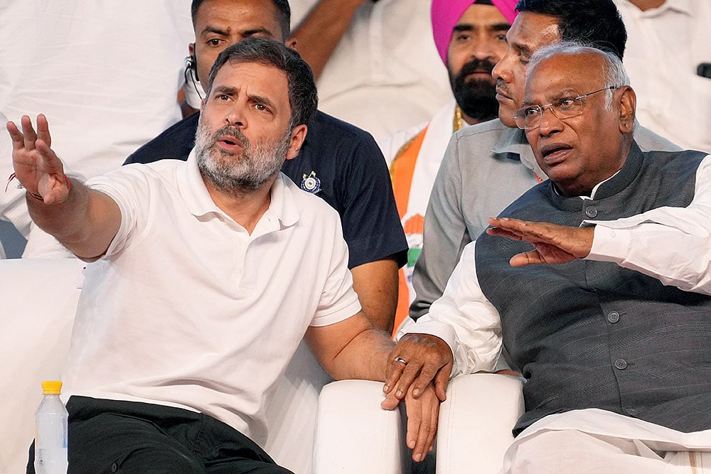 | Photo: PTI/Shashank Parade : Congress President Mallikarjun Kharge with Rahul Gandhi during the Maharashtra Swabhiman rally 