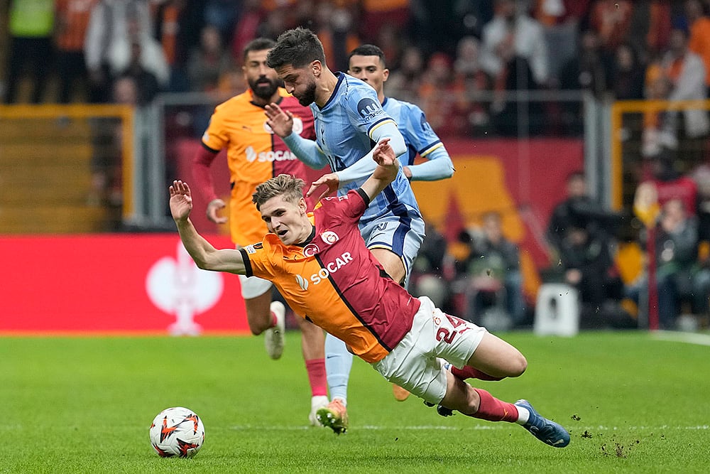 UEFA Europa League Galatasaray and Tottenham Hotspur football match photo_Elias Jelert 
