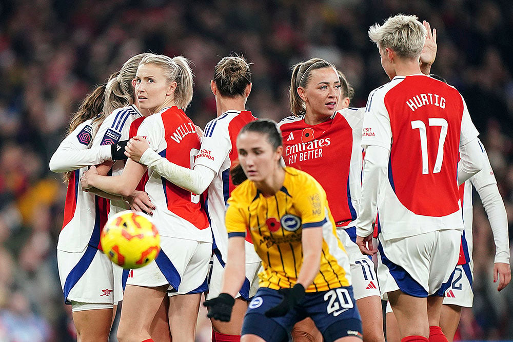 Womens Super League soccer Arsenal Women and Brighton and Hove Albion Women photos_1