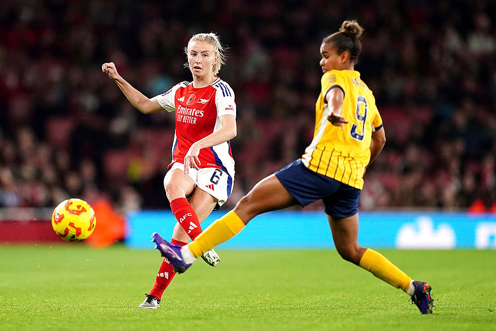 Womens Super League soccer Arsenal Women and Brighton and Hove Albion Women photos_Leah Williamson
