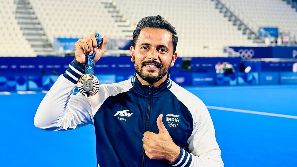 X/13harmanpreet : IND Hockey captain Harmanpreet Singh with his bronze medal.