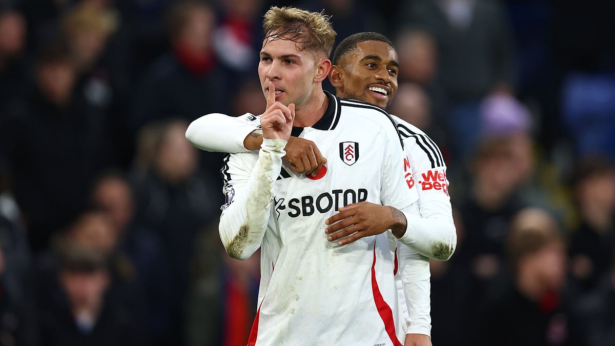 Emile Smith Rowe celebrates against Palace - null