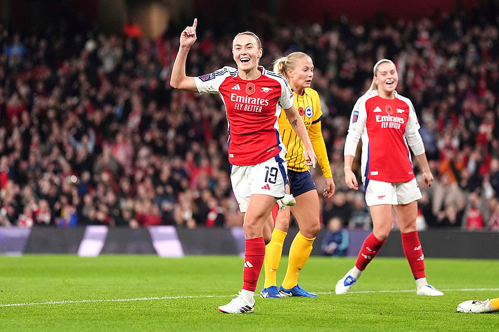 Womens Super League soccer Arsenal Women and Brighton and Hove Albion Women photos_Caitlin Foord