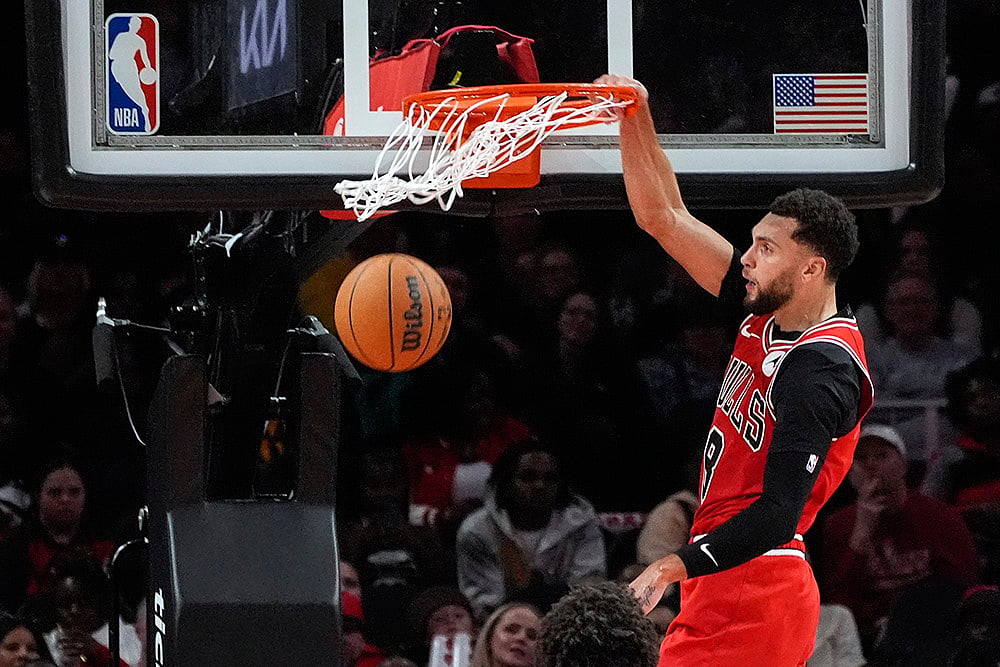 | Photo: AP/John Bazemore : NBA: Chicago Bulls guard Zach LaVine scores against the Atlanta Hawks
