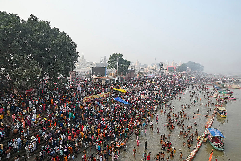 Devotees in Ayodhyas Saryu river