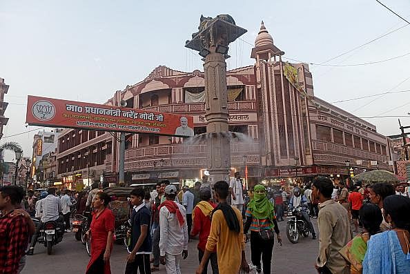 Getty Images : People are passing by a water sprinkler installed in a pillar in a crowded area  in Varanasi on the eve of Loksabha Election (representative image)