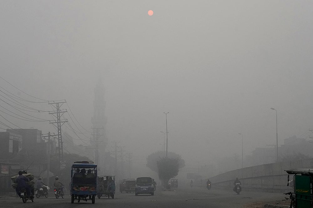 Pakistan air pollution Smog weather_Heavy Smog