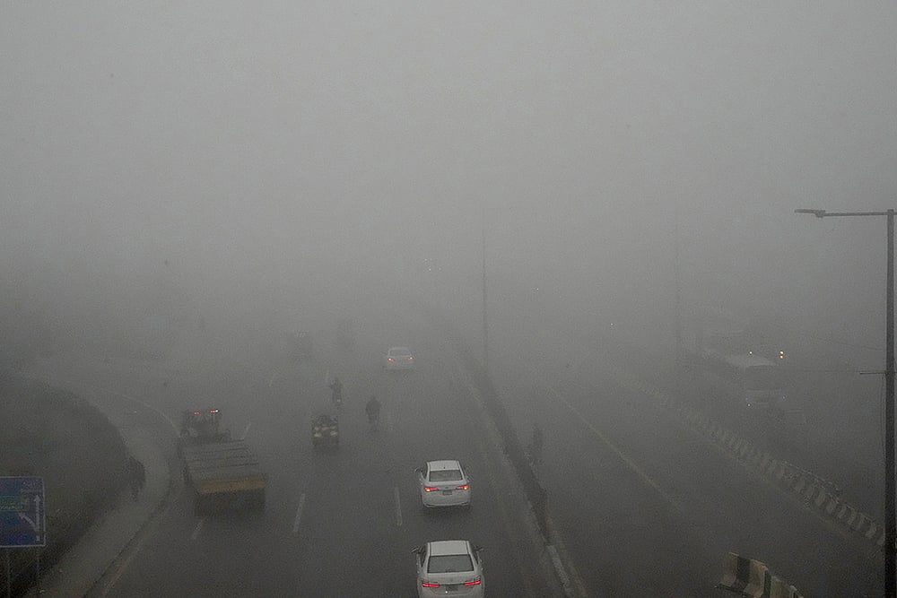 | Photo: AP/K.M. Chaudary : Pakistan air pollution