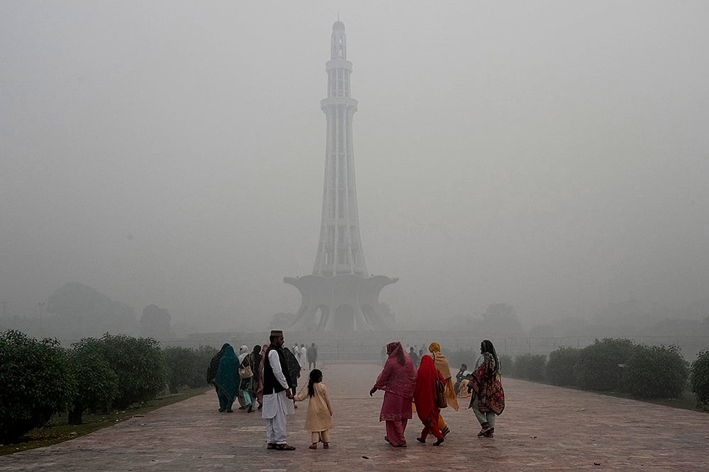 Pakistan air pollution Smog weather_Pakistan monument