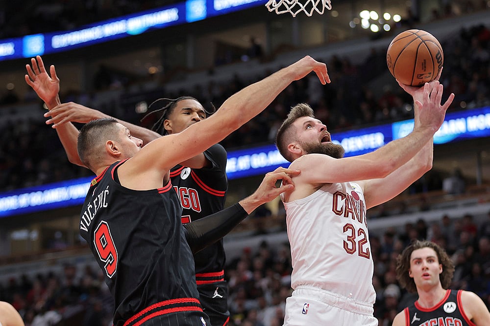 | Photo: AP/Melissa Tamez : NBA Cavaliers vs Bulls: Cavaliers forward Dean Wade is fouled driving to the basket by Bulls center Nikola Vucevic 