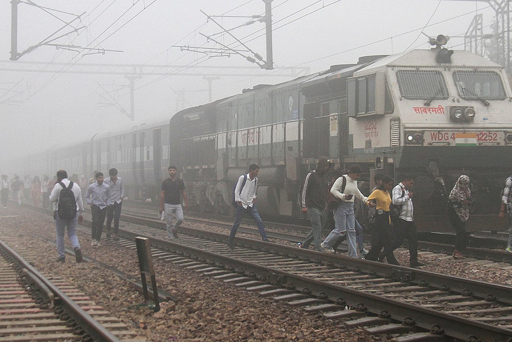 Air pollution in North India, smoggy weather_Foggy morning in Gurugram