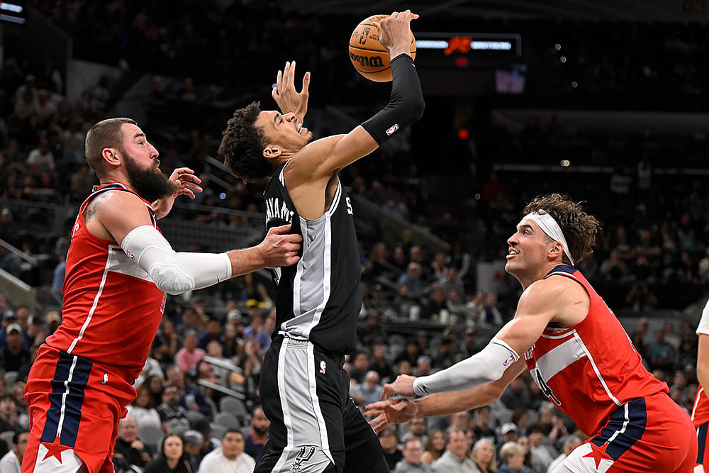 NBA basketball game Washington Wizards vs San Antonio Spurs photo gallery_Jonas Valanciunas