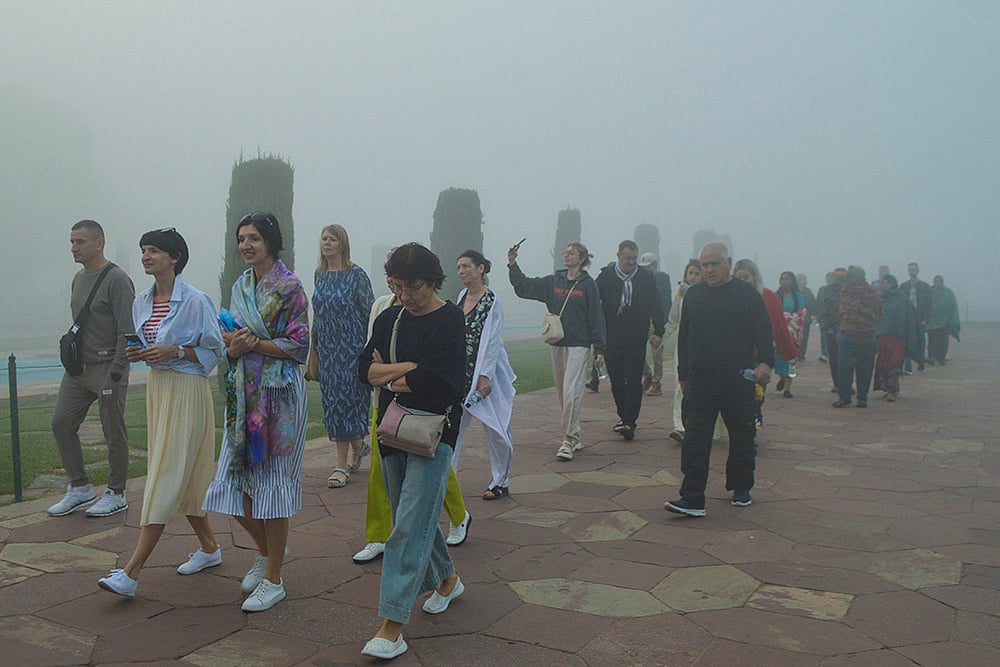 Air pollution in North India, smoggy weather_Tourists at Taj Mahal in Agra