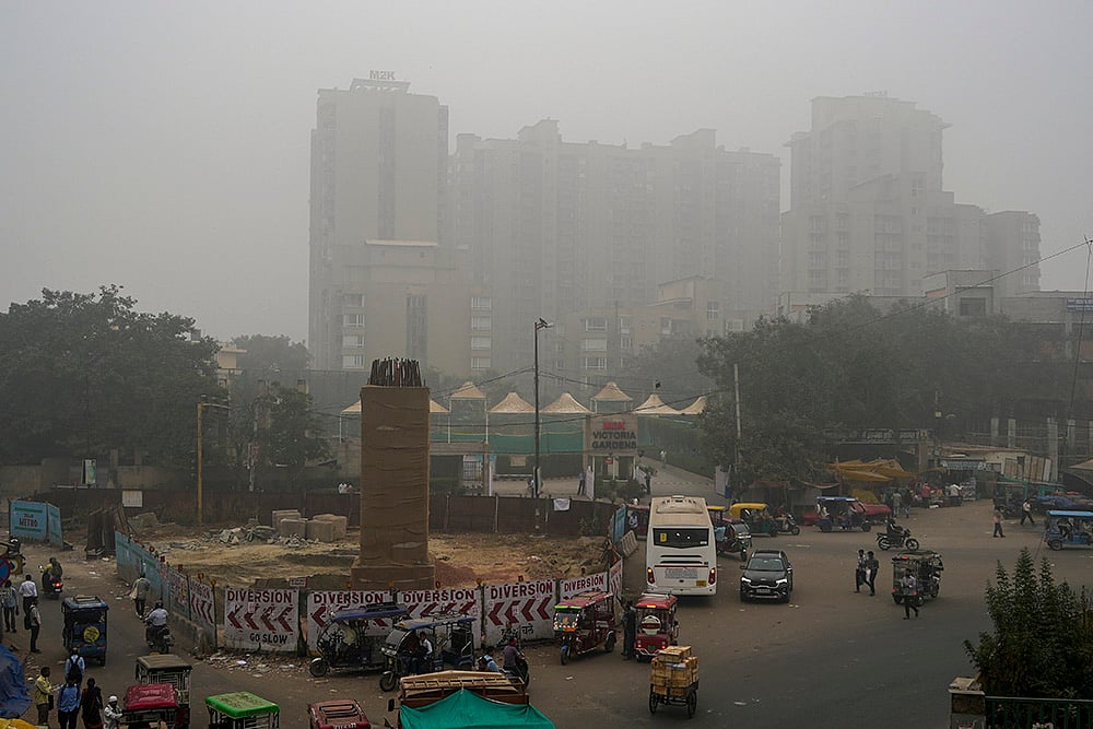 Air pollution in North India, smoggy weather_ fog in New Delhi