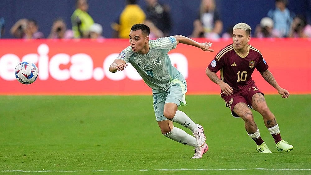 | Photo: AP/Mark J. Terrill : Mexico's Carlos Rodriguez (left) eyes the ball in front of Yefferson Soteldo.