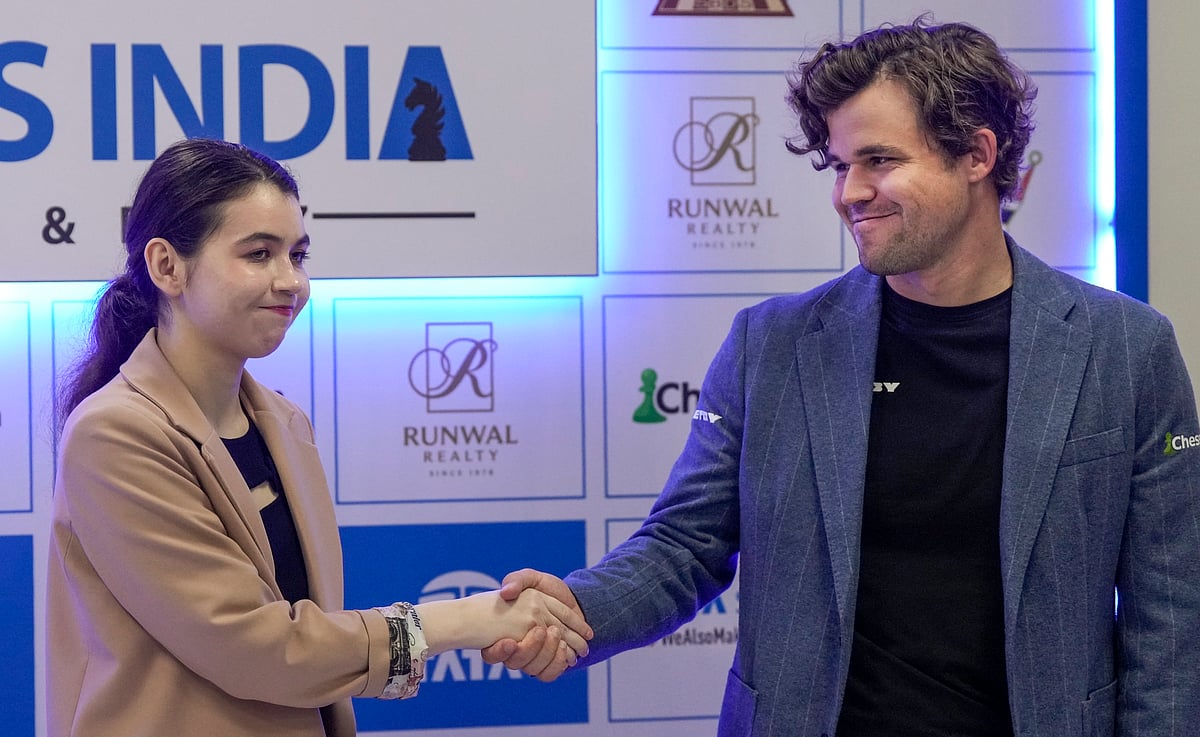 AP/Swapan Mahapatra : Russian GM Aleksandra Goryachkina and Magnus Carlsen of Norway greet each other after winning the Tata Steel Chess India Rapid title in the open and women categories, in Kolkata, Friday, Nov. 15, 2024.