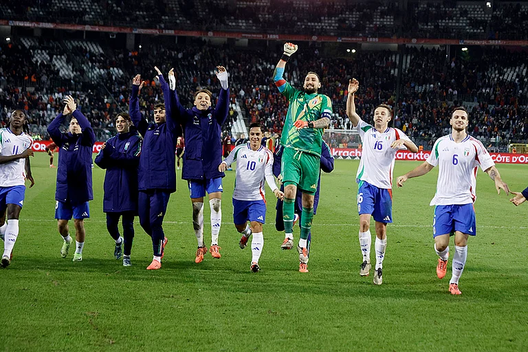 UEFA Nations League soccer: Italy's goalkeeper Gianluigi Donnarumma, center, celebrates after the match - | Photo: AP/Omar Havana