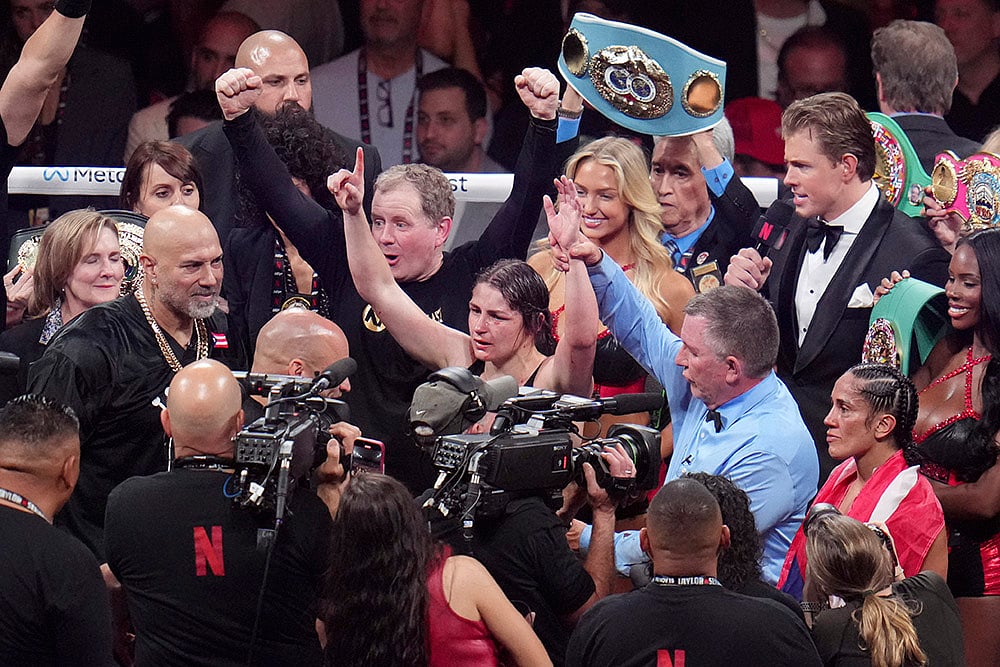 | Photo: AP/Julio Cortez : Serrano vs Taylor Boxing: 