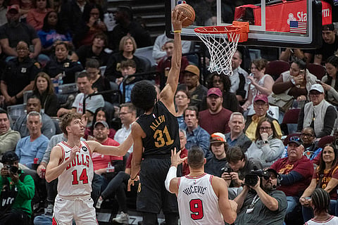 NBA: Cavaliers' Jarrett Allen (31) dunks over Bulls' Matas Buzelis (14) and Nikola Vucevic 
