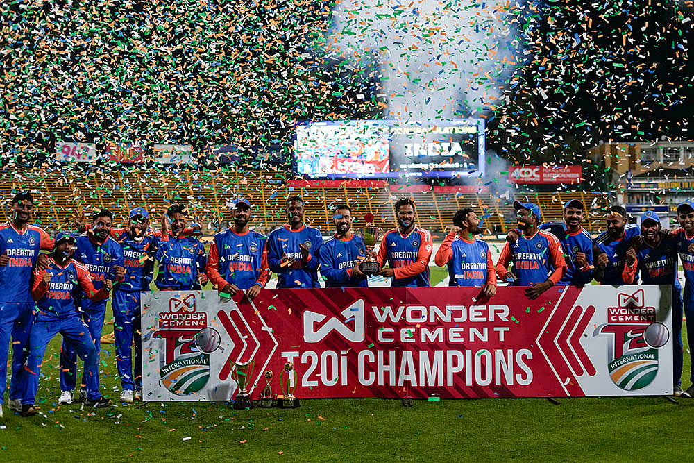 India Vs South Africa 4th T20I photo_Indian players celebrate with trophy 
