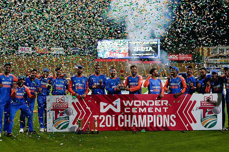 India Vs South Africa 4th T20I photo_Indian players celebrate with trophy