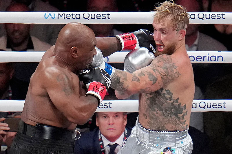 Mike Tyson vs Jake Paul heavyweight boxing match in texas_3