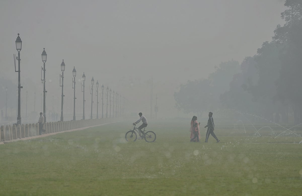 PTI : Smog blankets Delhi as AQI remains 'severe' for 4 consecutive days.
