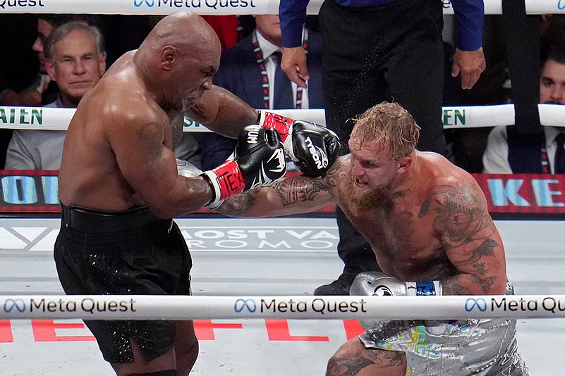 Mike Tyson vs Jake Paul heavyweight boxing match in texas_6