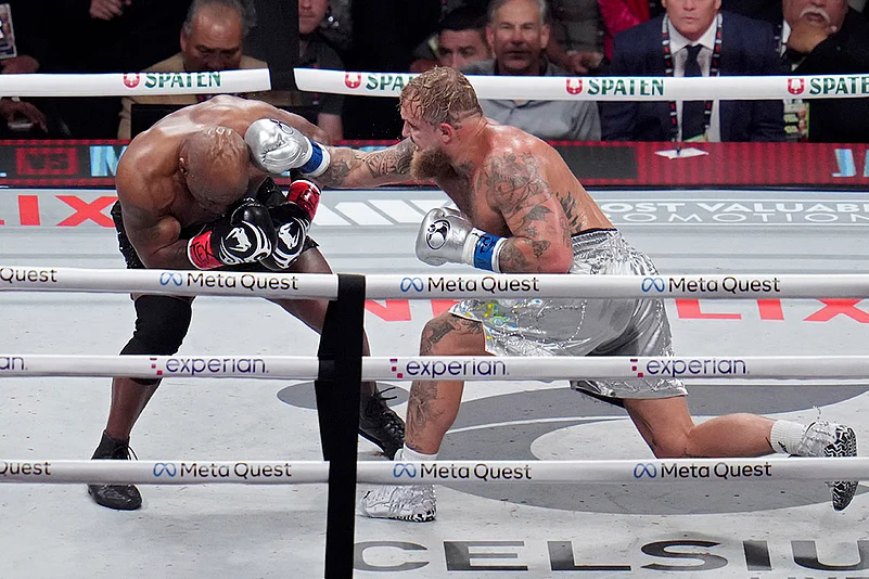 Mike Tyson vs Jake Paul heavyweight boxing match in texas_4