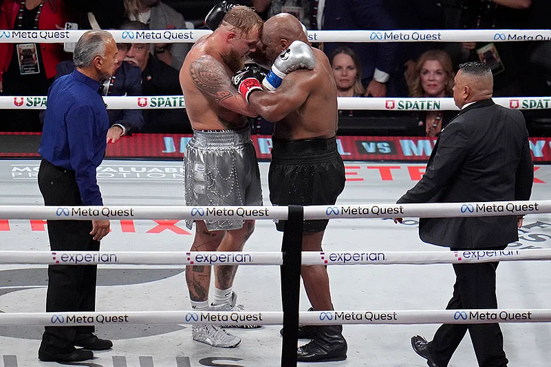 Mike Tyson vs Jake Paul heavyweight boxing match in texas_5