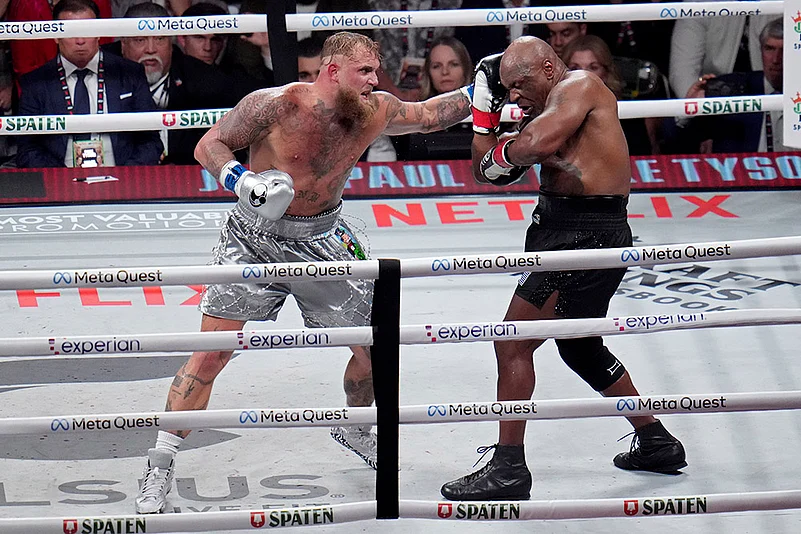 Mike Tyson vs Jake Paul heavyweight boxing match in texas_2