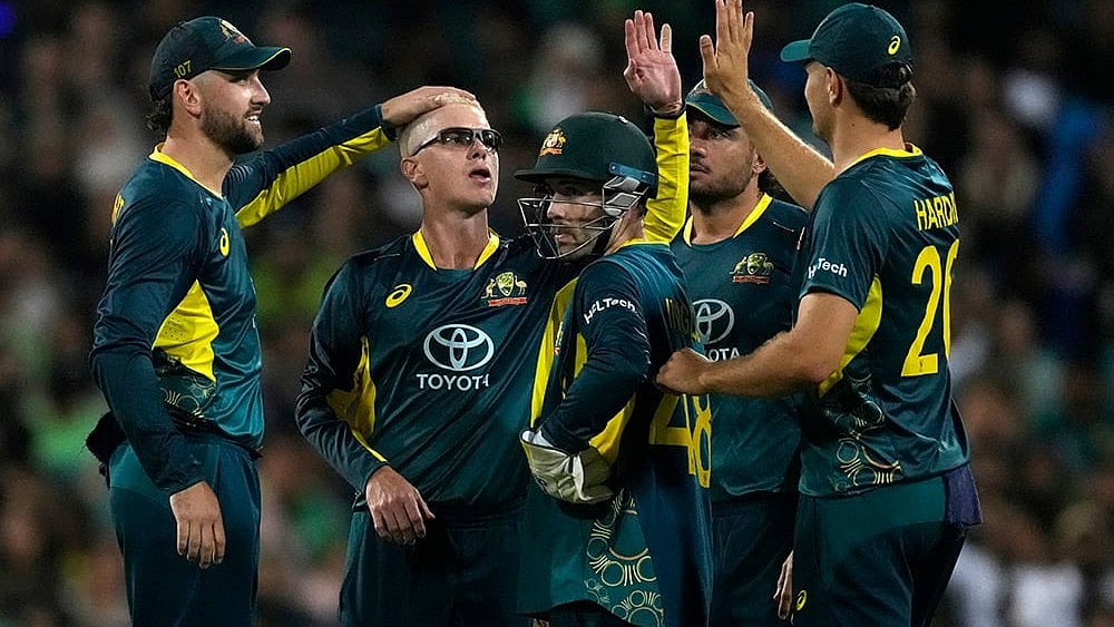 | Photo: AP/Rick Rycroft : AUS vs PAK 2nd T20I: Australia's Adam Zampa, second left, celebrates with teammates the wicket of Pakistan's Naseem Shah